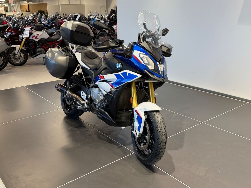 BMW S 2018 moniväri