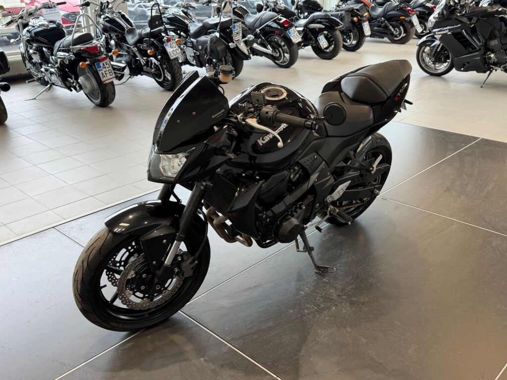 Kawasaki Z 2011 Musta