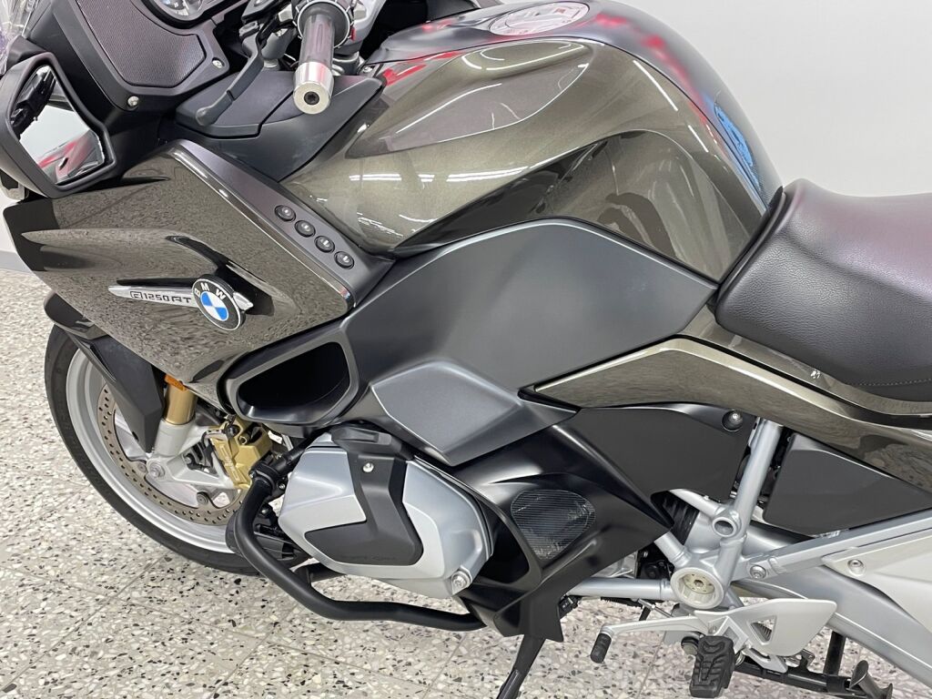 BMW R 2020 Ruskea (beige)