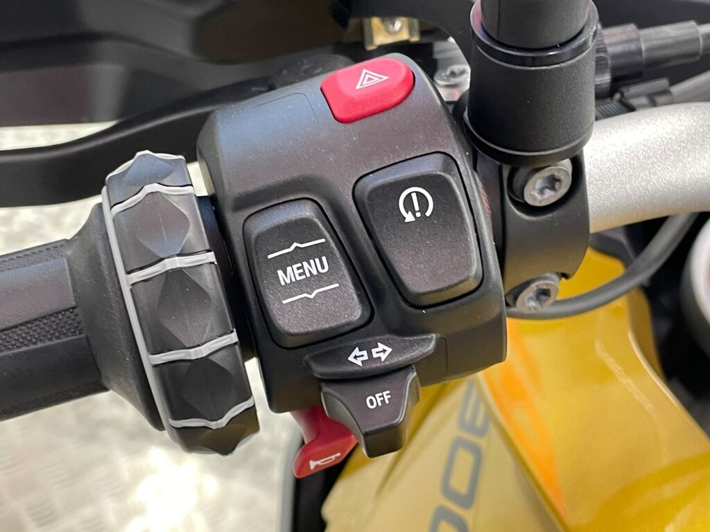 BMW F 2021 Keltainen