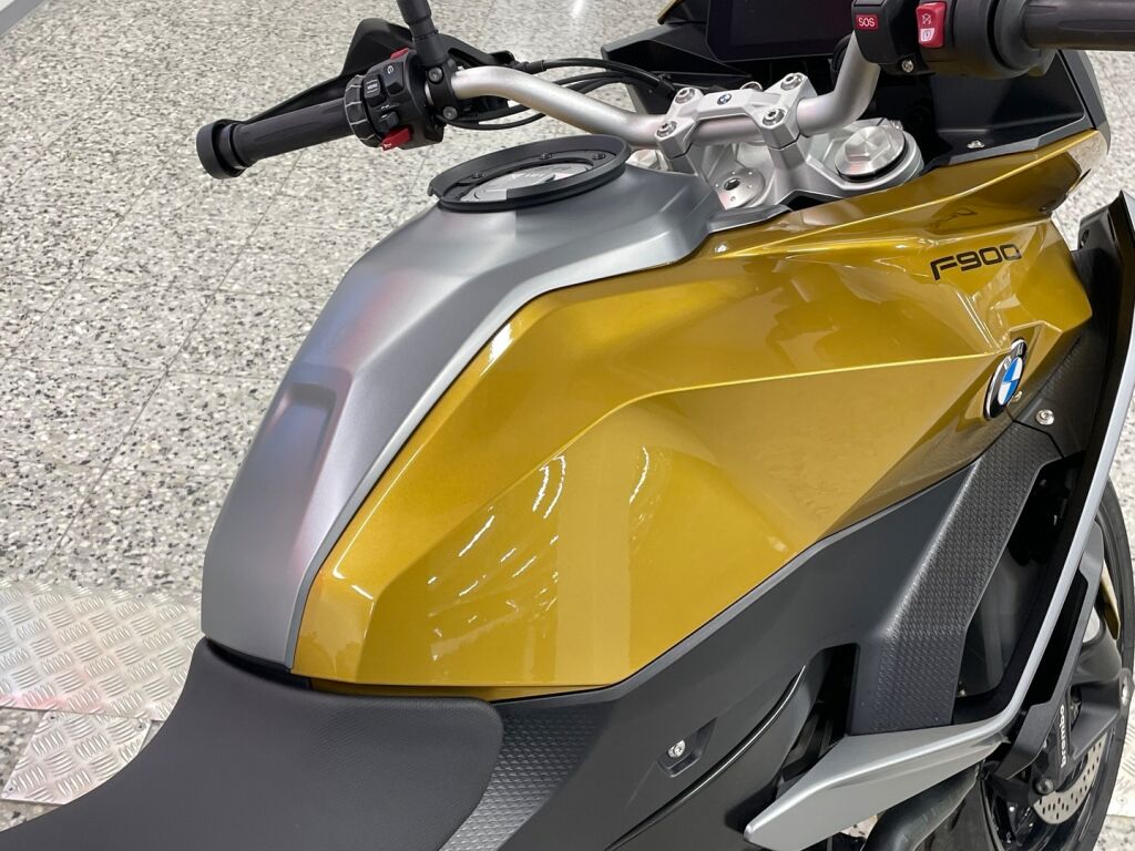 BMW F 2021 Keltainen