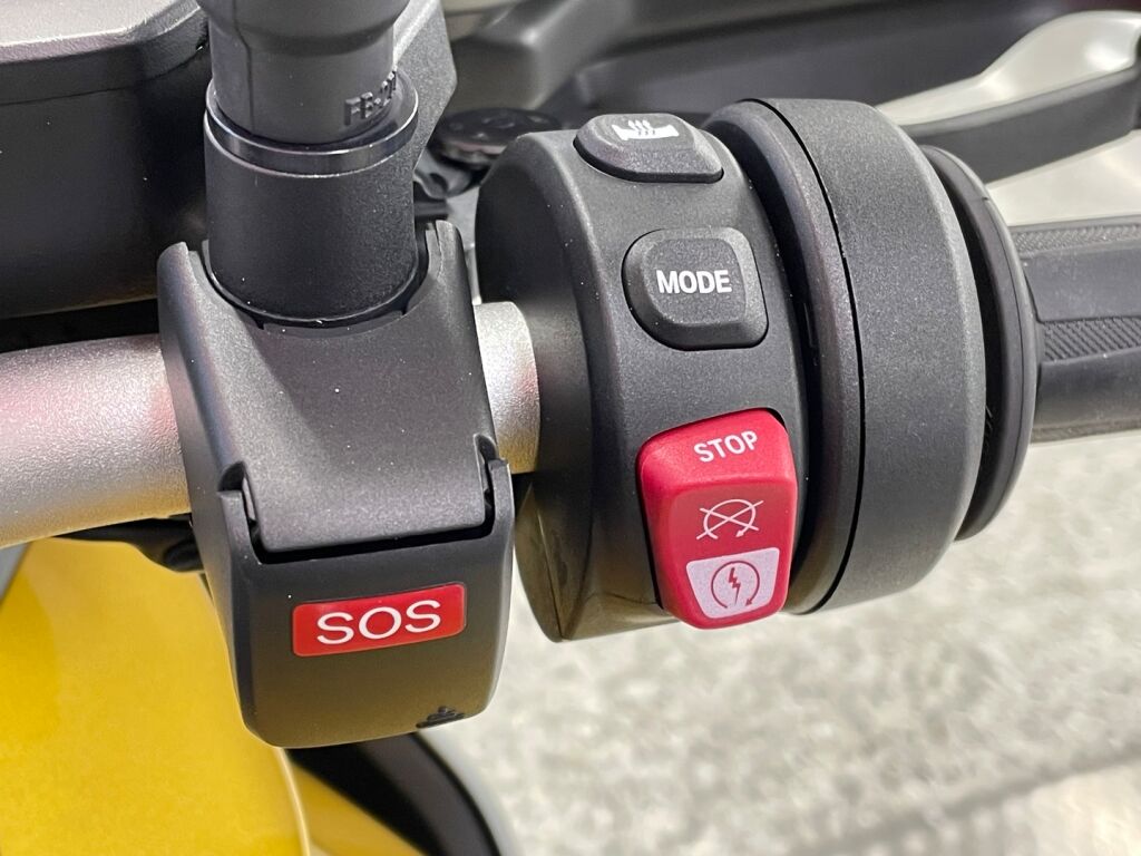 BMW F 2021 Keltainen