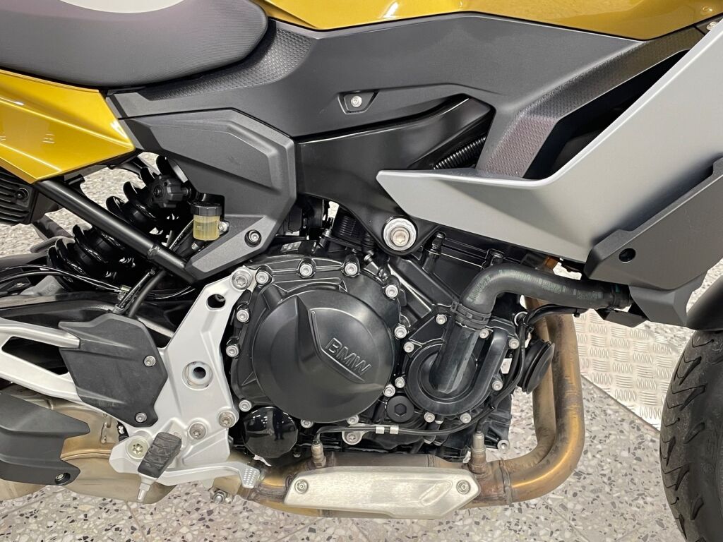 BMW F 2021 Keltainen