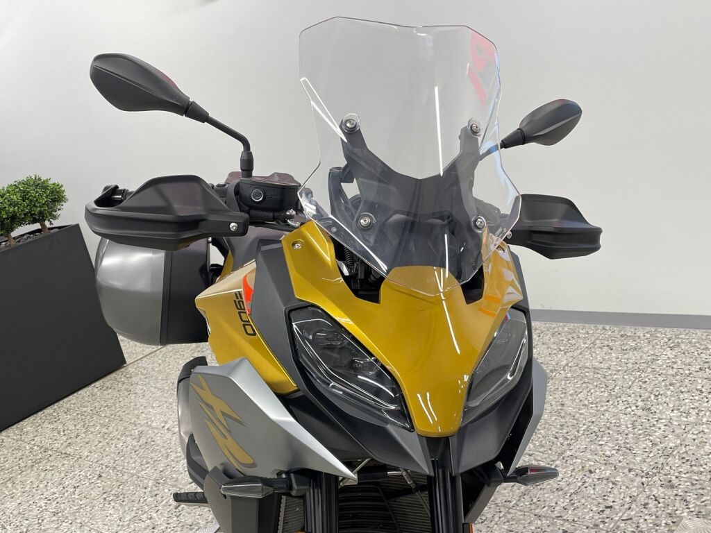 BMW F 2021 Keltainen