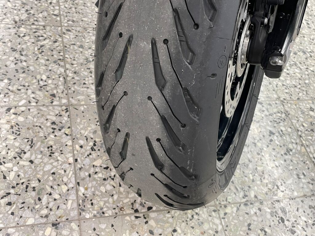 BMW F 2021 Keltainen