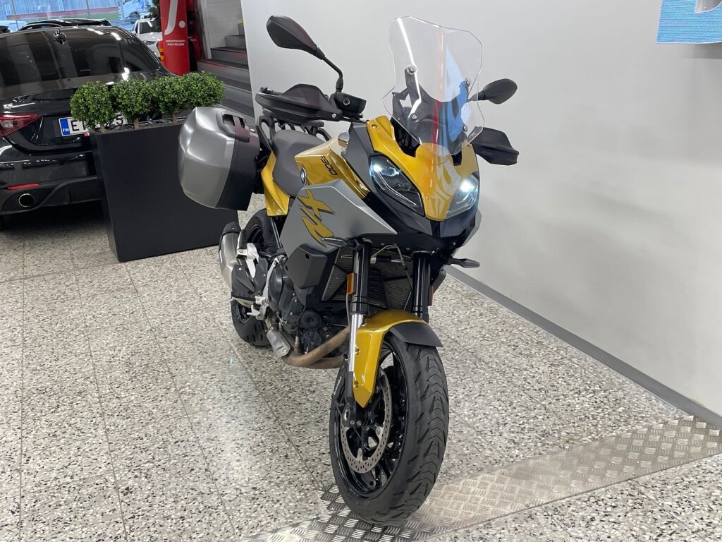 BMW F 2021 Keltainen