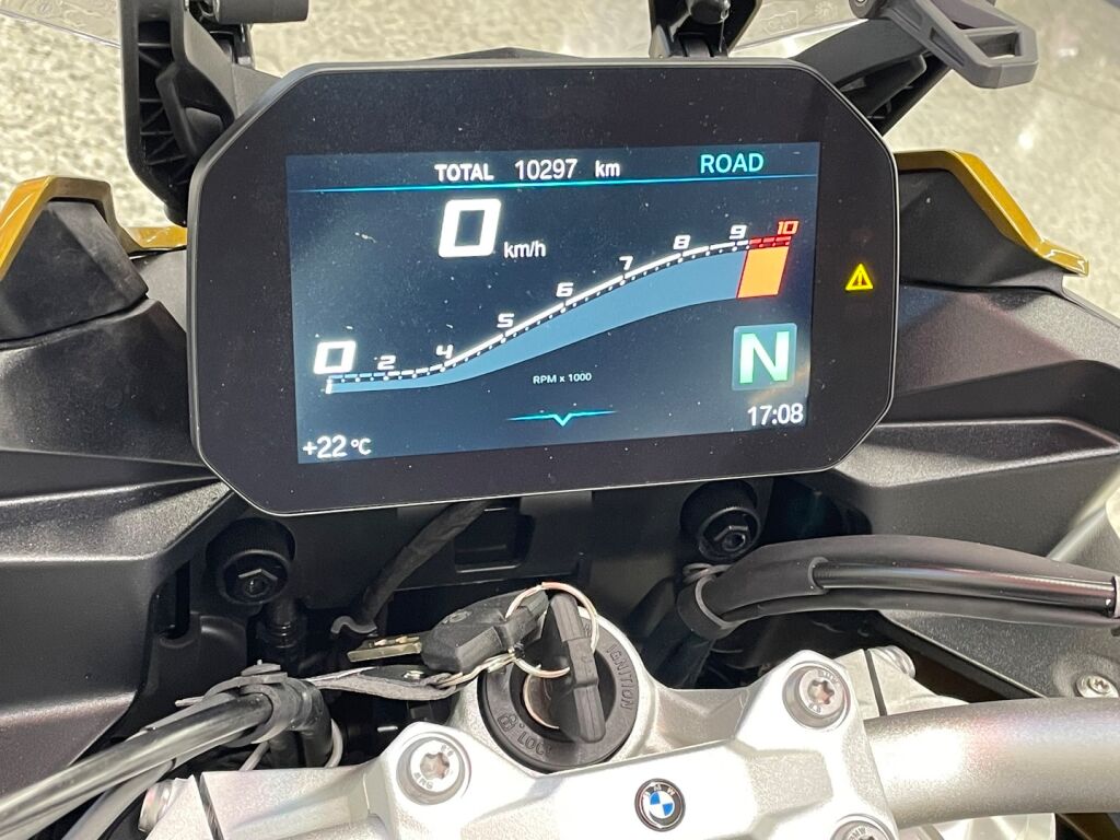 BMW F 2021 Keltainen