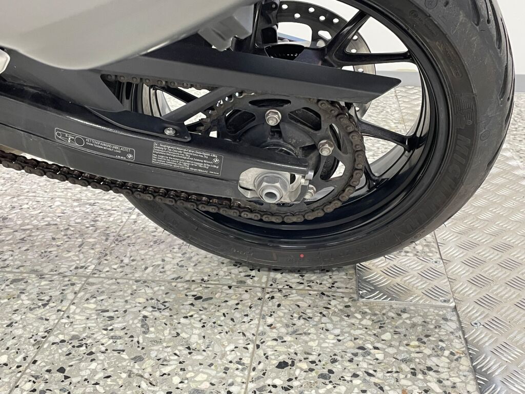 BMW F 2021 Keltainen