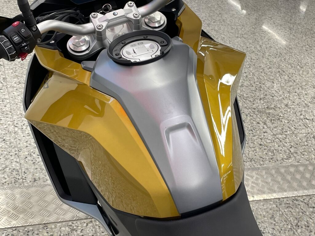 BMW F 2021 Keltainen