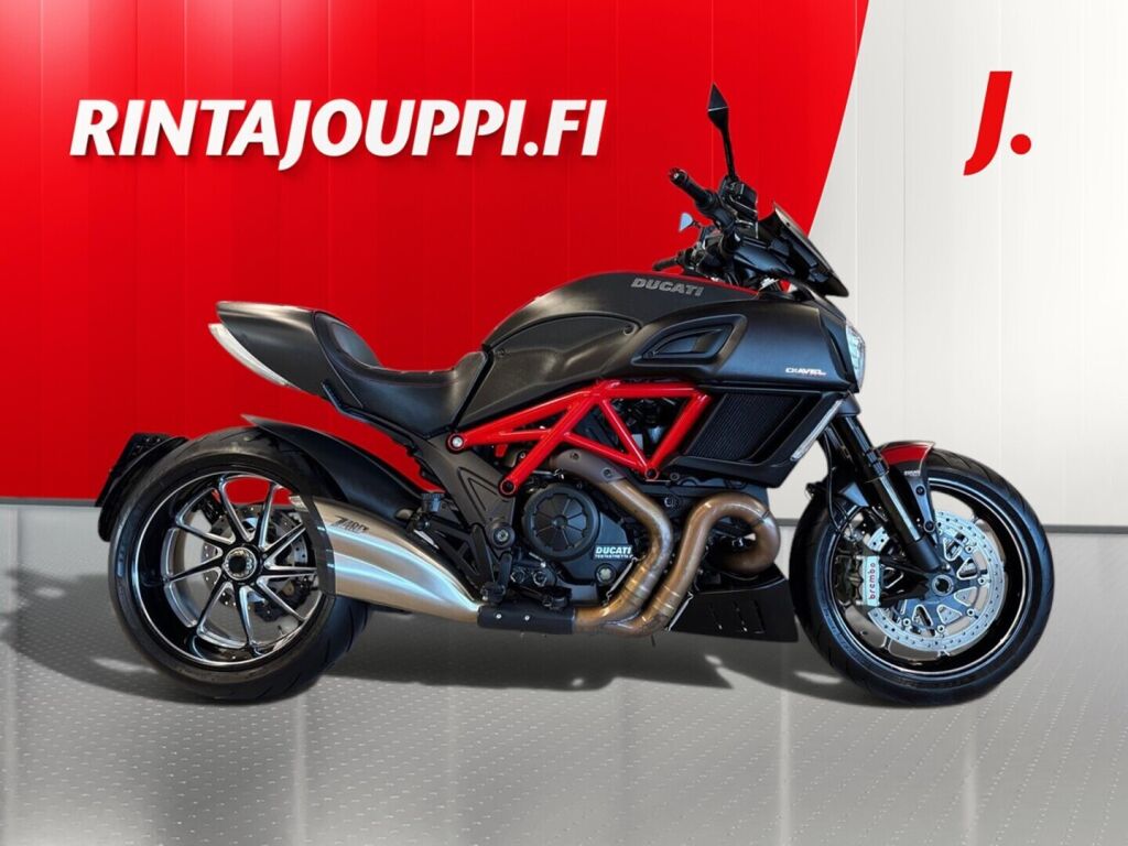Ducati DIAVEL 2016 Punainen