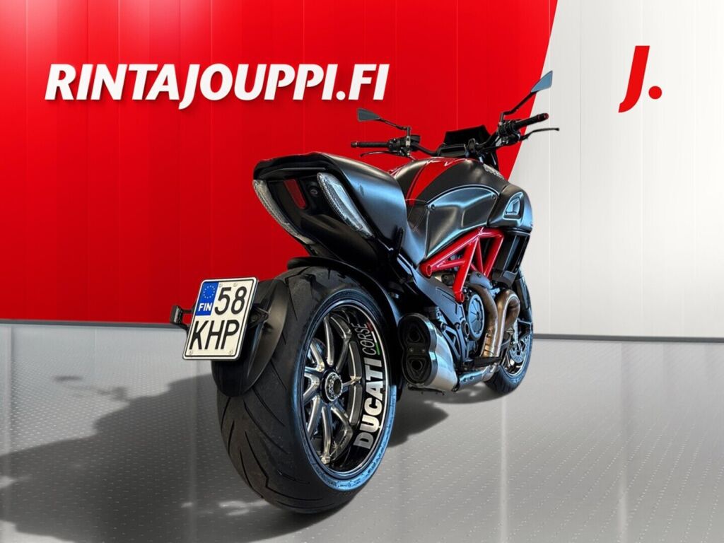 Ducati DIAVEL 2016 Punainen