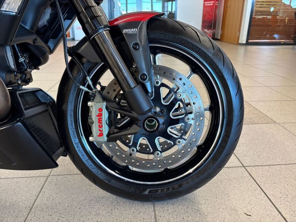 Ducati DIAVEL 2016 Punainen