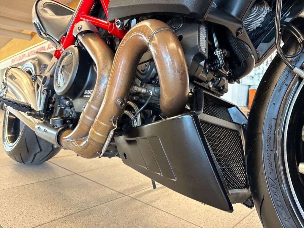 Ducati DIAVEL 2016 Punainen