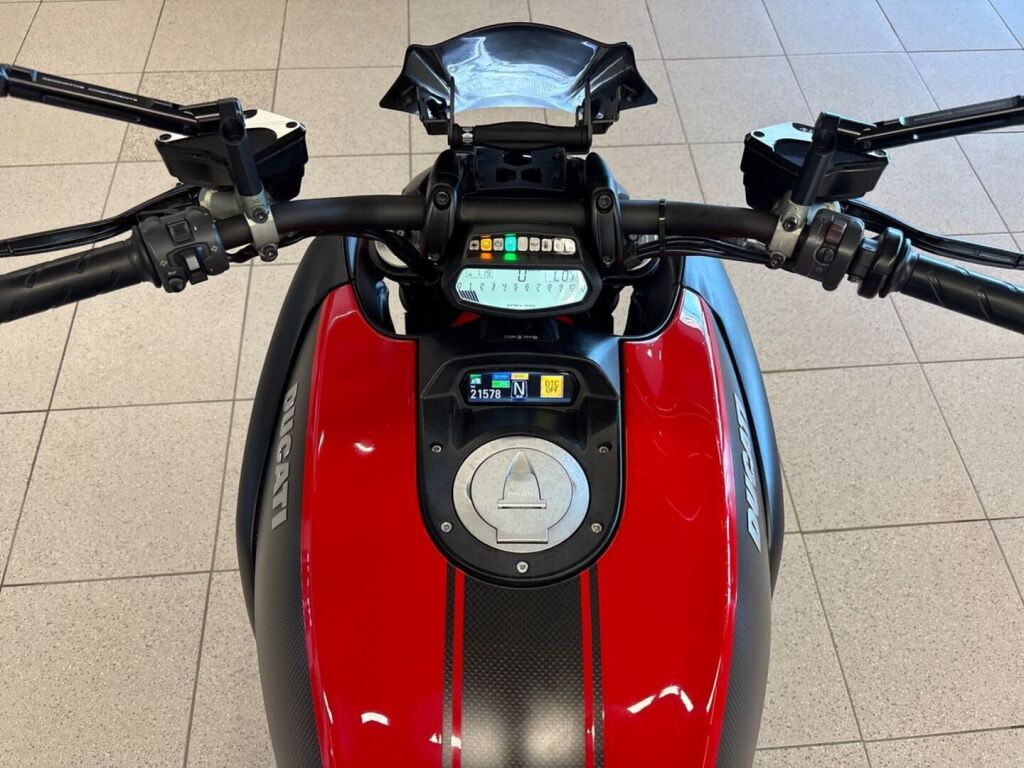 Ducati DIAVEL 2016 Punainen