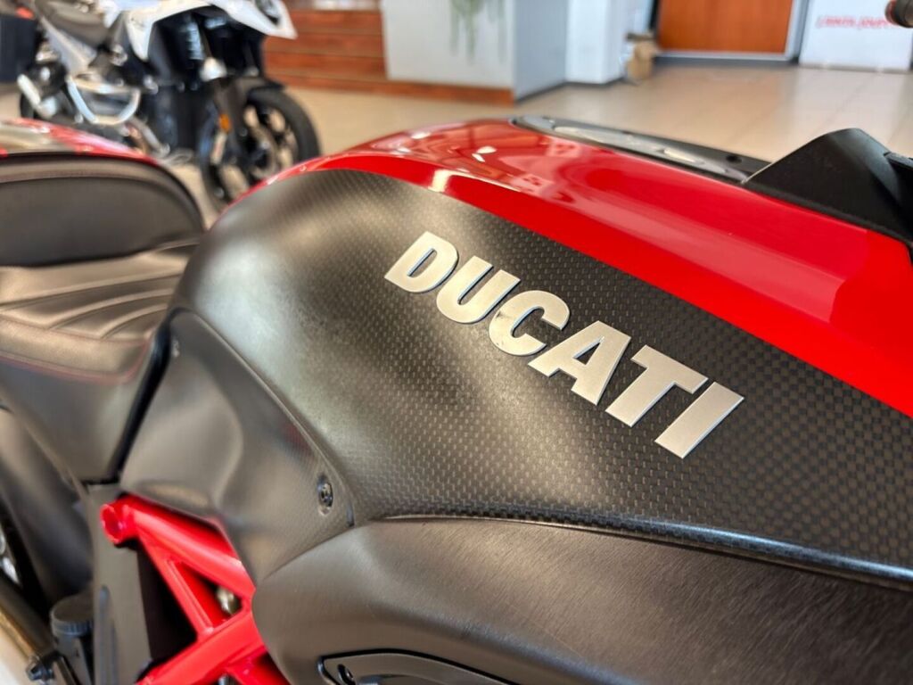 Ducati DIAVEL 2016 Punainen