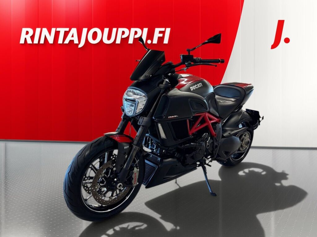 Ducati DIAVEL 2016 Punainen
