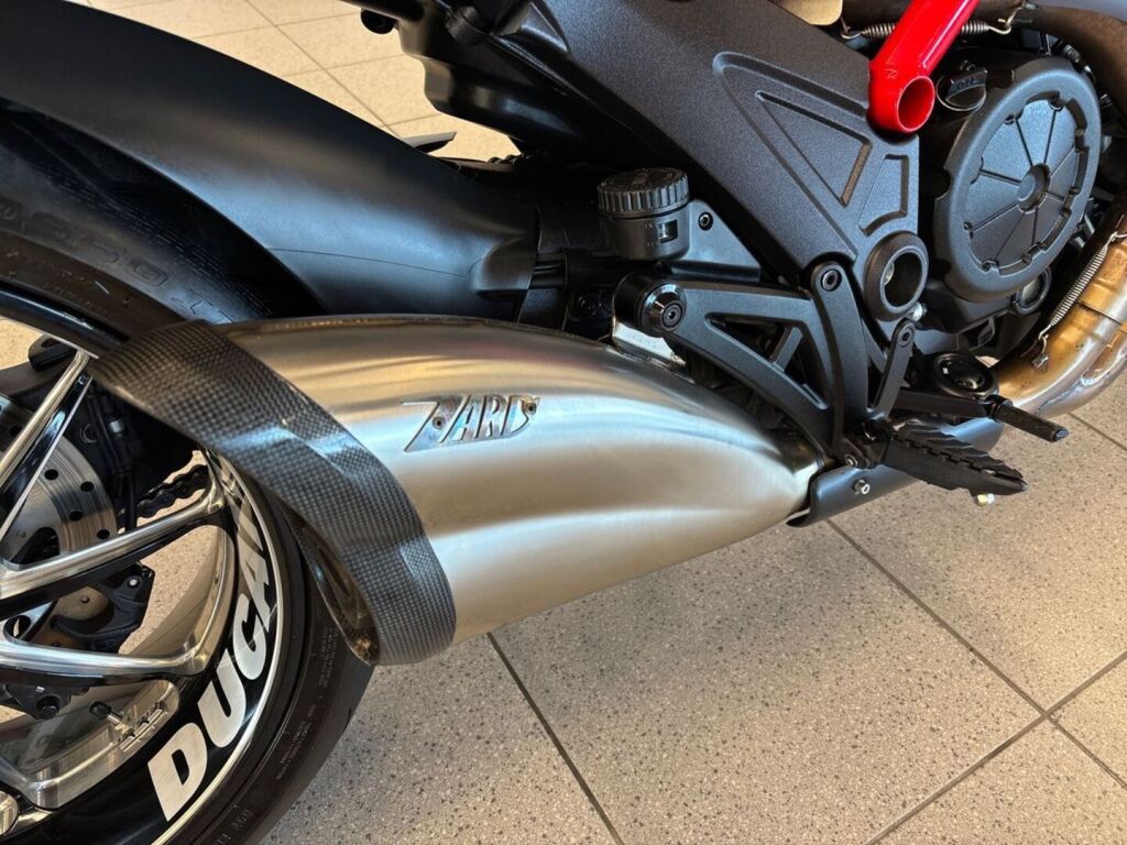 Ducati DIAVEL 2016 Punainen