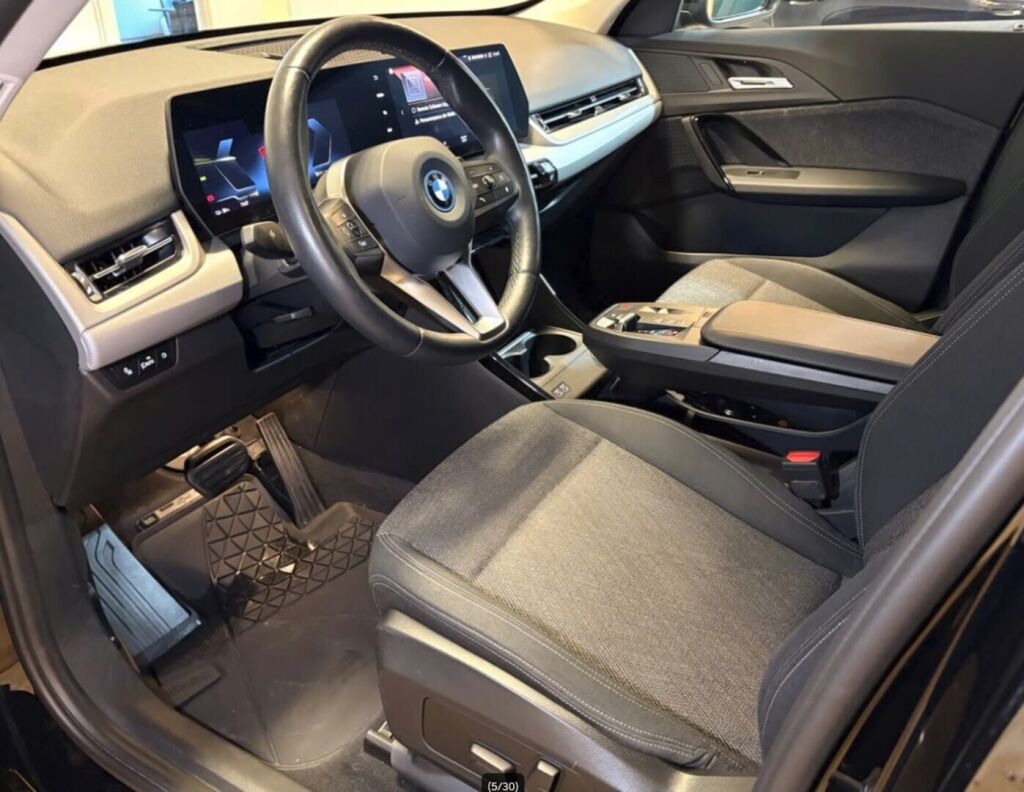 BMW iX1 2023 Musta