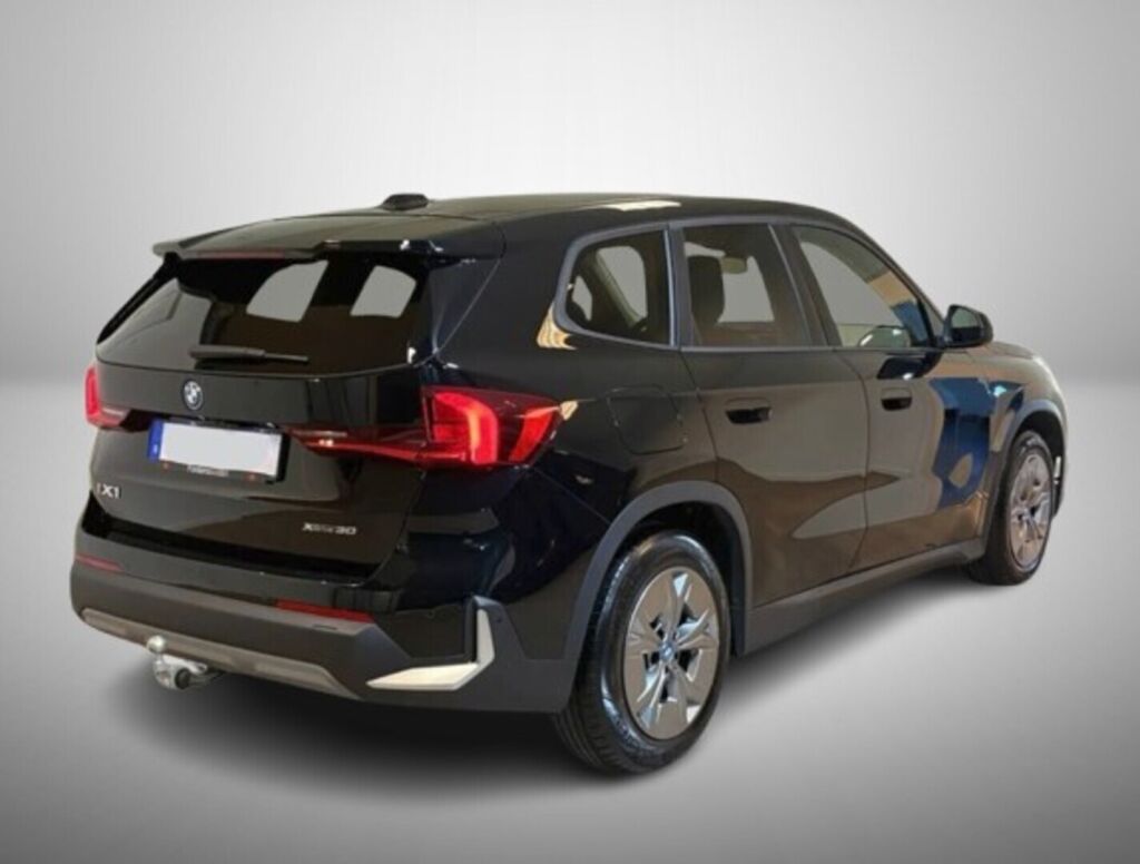 BMW iX1 2023 Musta