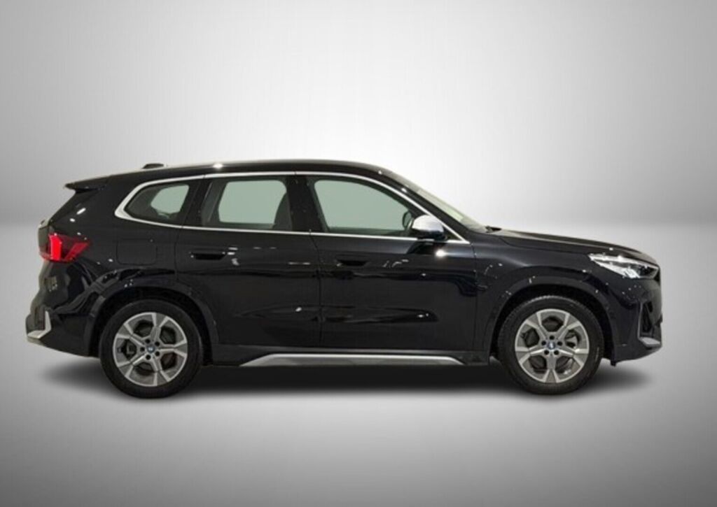 BMW iX1 2023 Musta