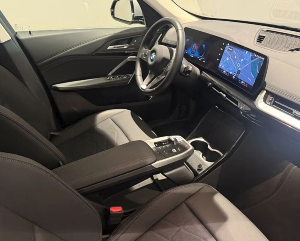 BMW iX1 2023 Musta