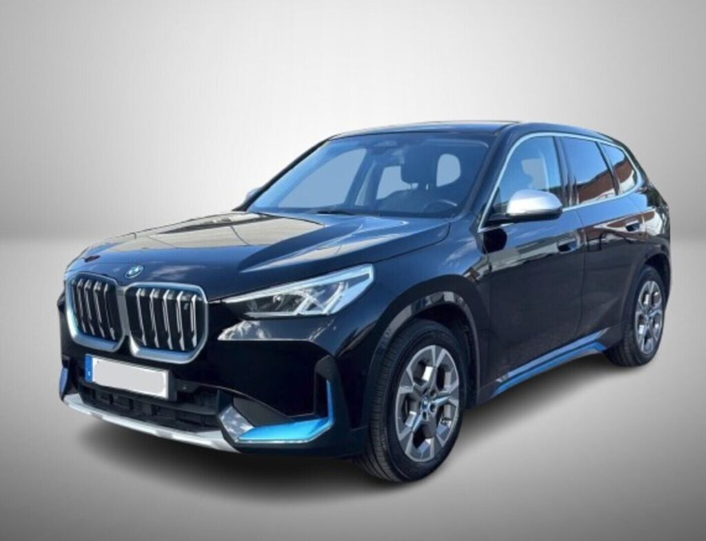 BMW iX1 2023 Musta