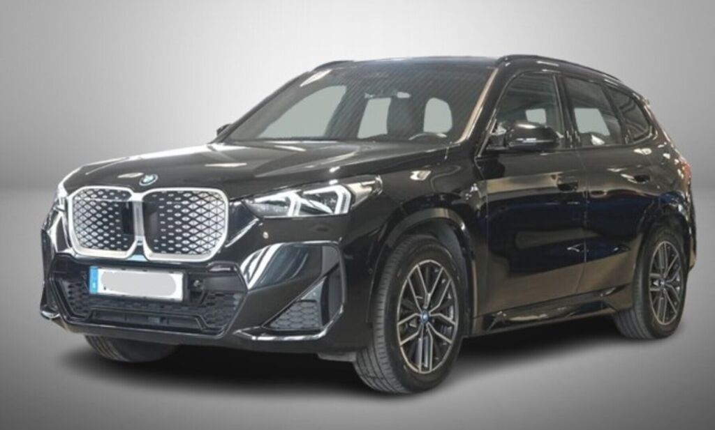 BMW iX1 2024 Musta