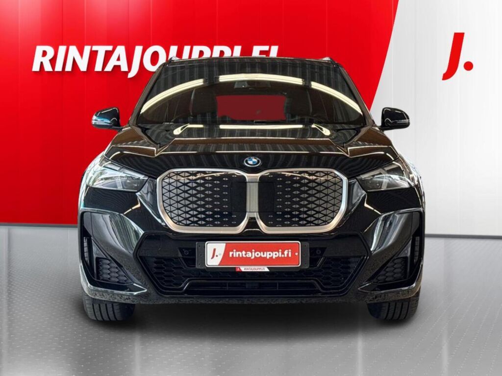 BMW iX1 2024 Musta