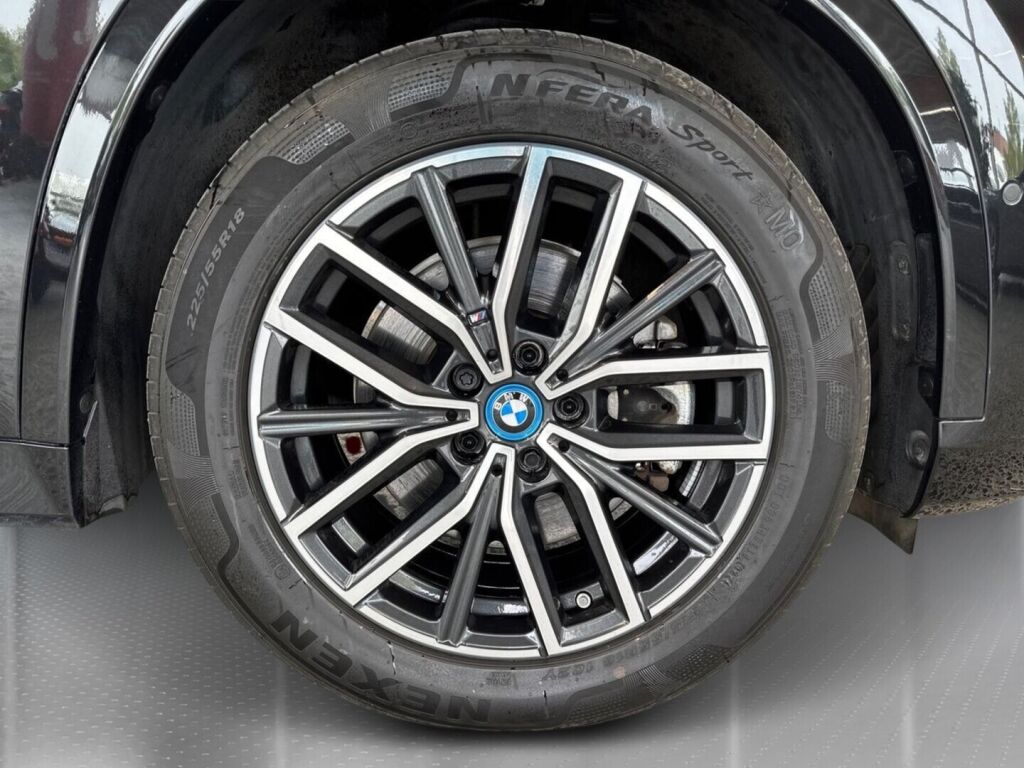 BMW iX1 2024 Musta