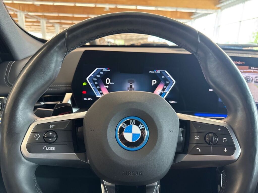 BMW iX1 2024 Musta