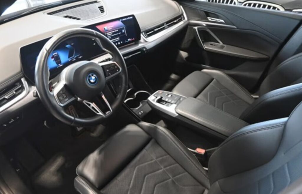 BMW iX1 2024 Musta