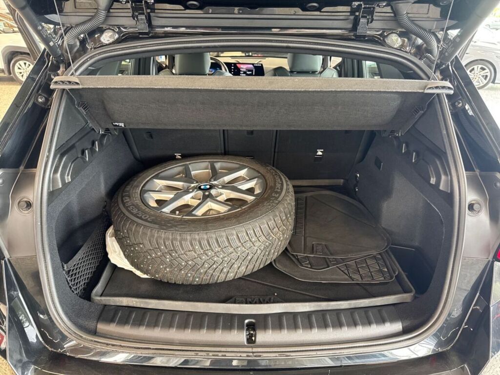 BMW iX1 2024 Musta