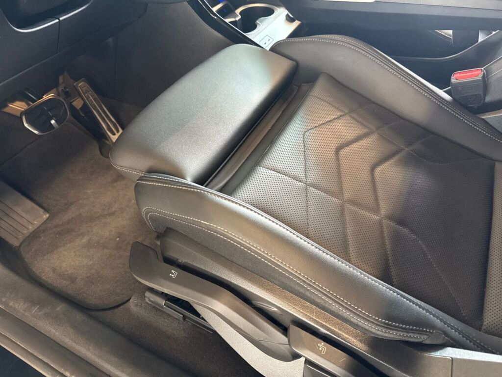 BMW iX1 2024 Musta