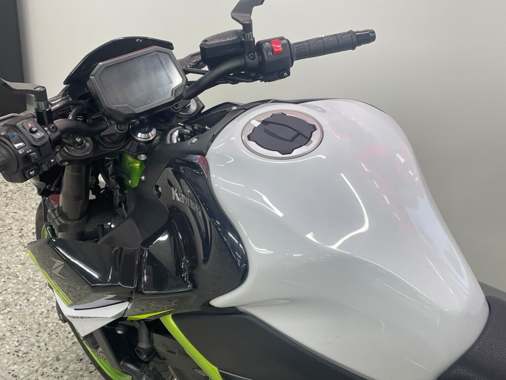Kawasaki Z 2021 Musta
