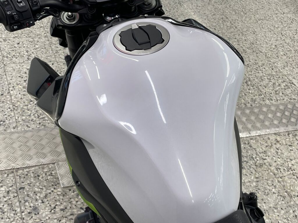 Kawasaki Z 2021 Musta