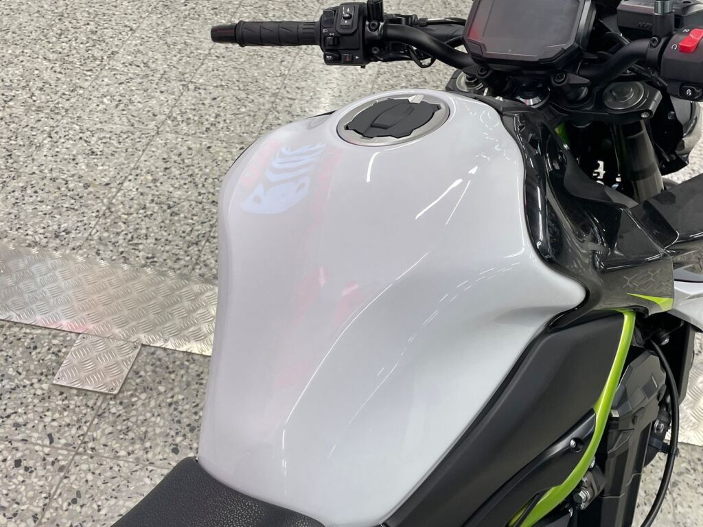 Kawasaki Z 2021 Musta