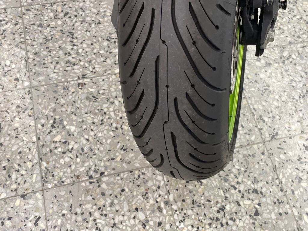 Kawasaki Z 2021 Musta