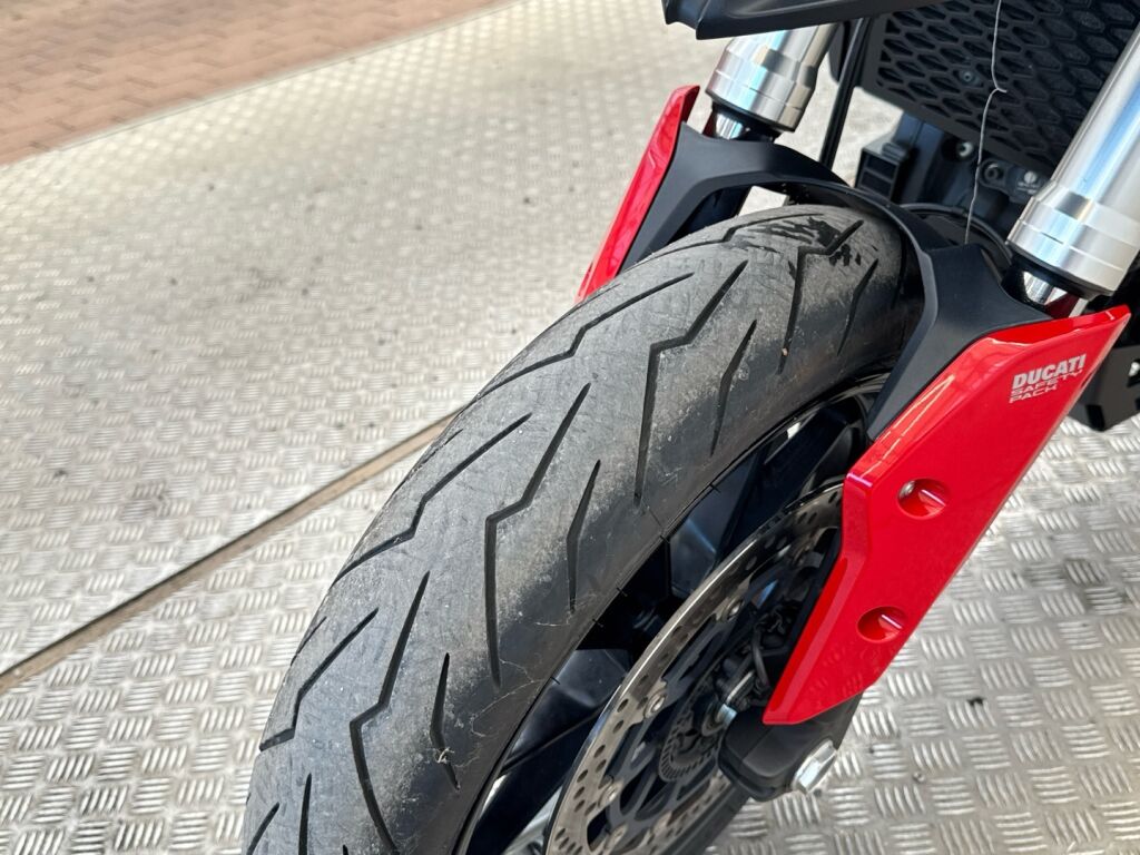 Ducati Hypermotard 2015 Punainen