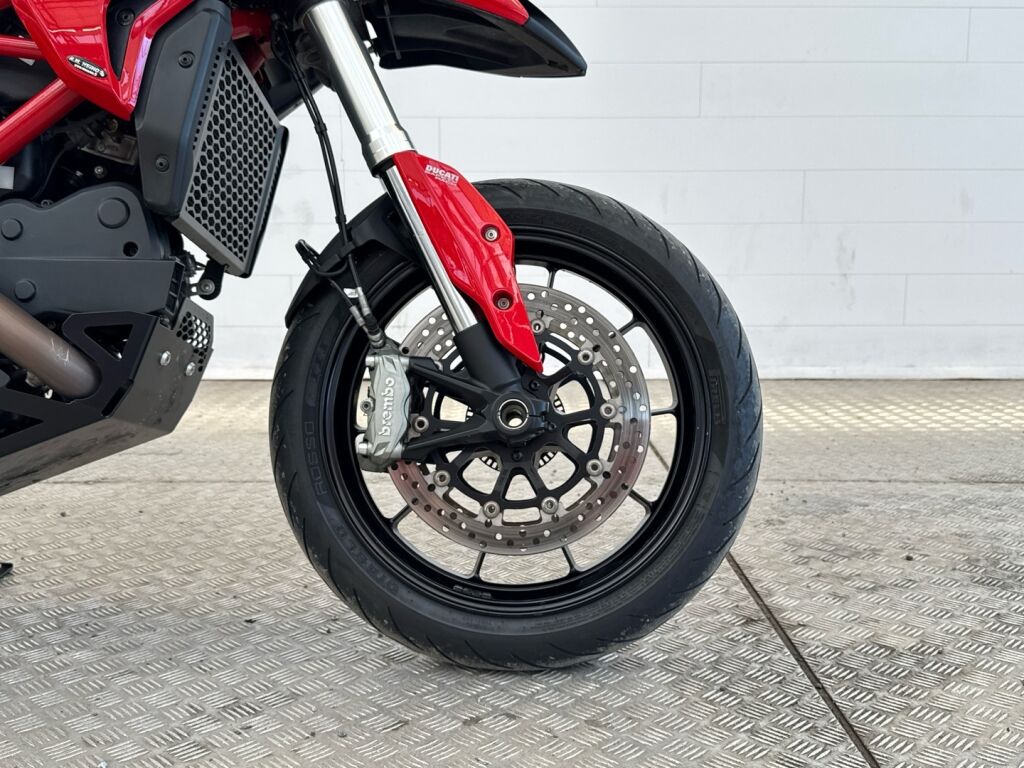 Ducati Hypermotard 2015 Punainen