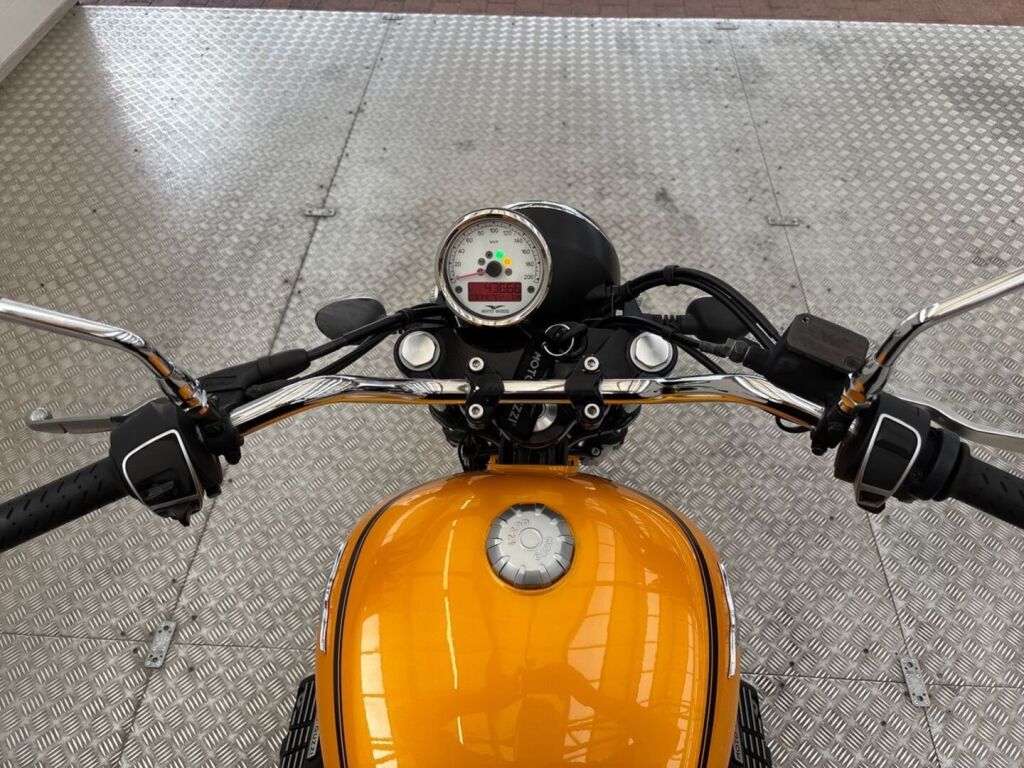 Moto guzzi V9 2016 Keltainen