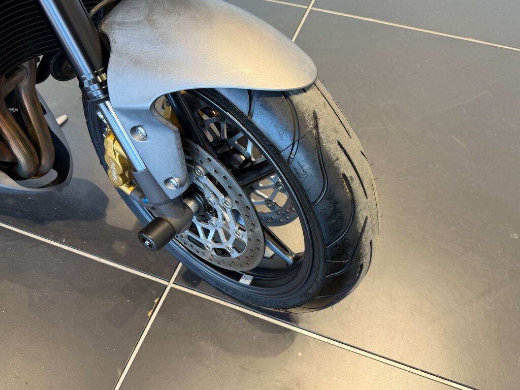 Triumph STREET TRIPLE 2010 