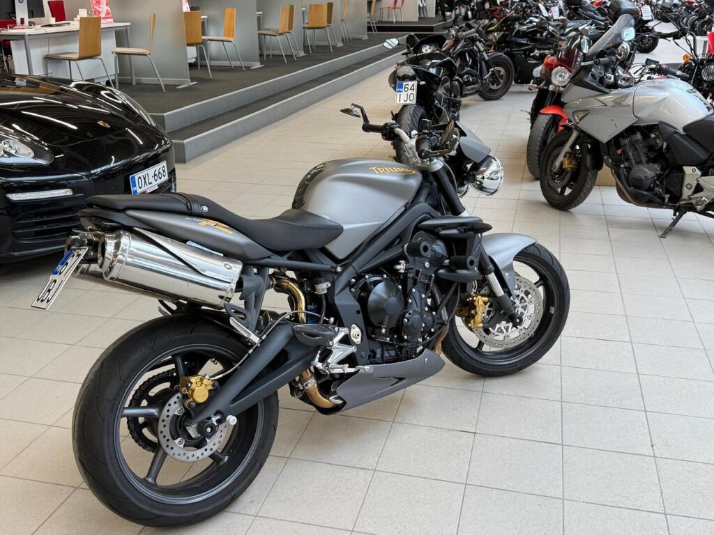 Triumph STREET TRIPLE 2010 