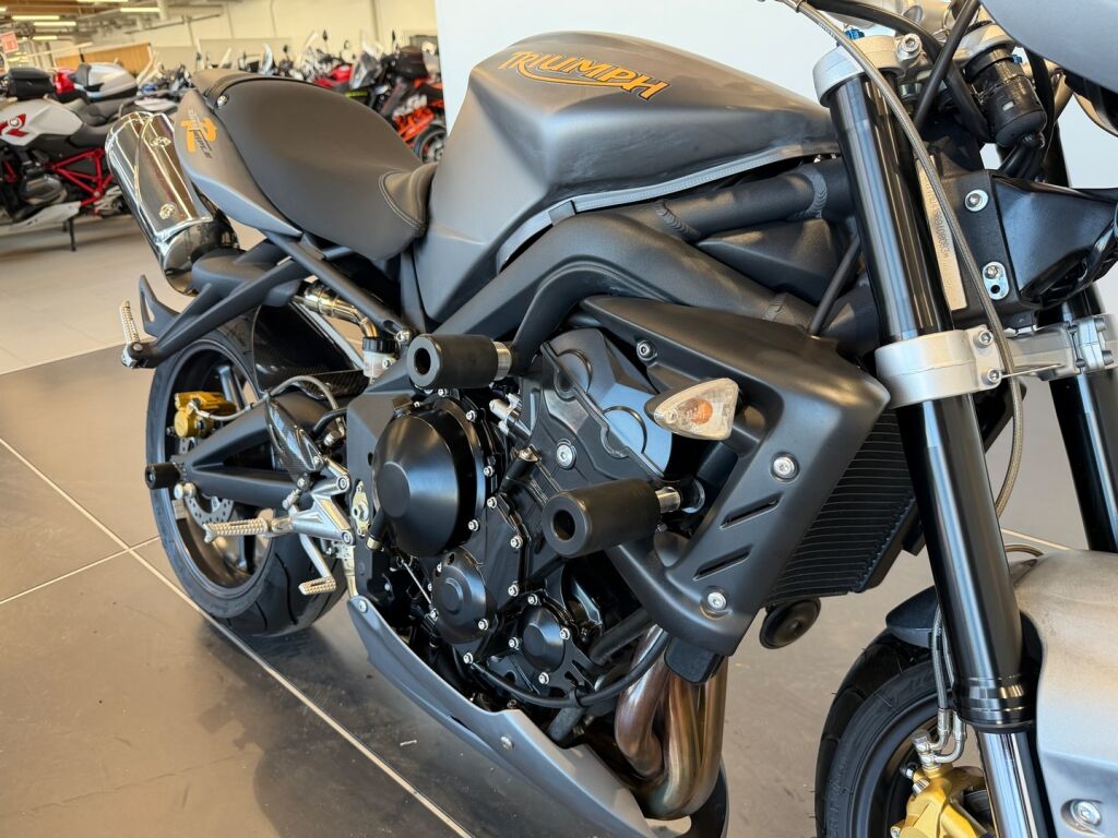 Triumph STREET TRIPLE 2010 