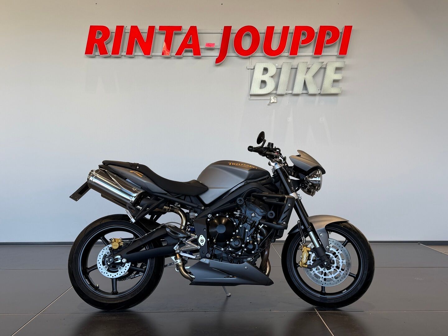 Triumph STREET TRIPLE