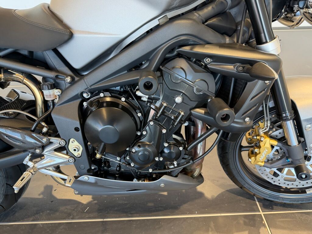 Triumph STREET TRIPLE 2010 