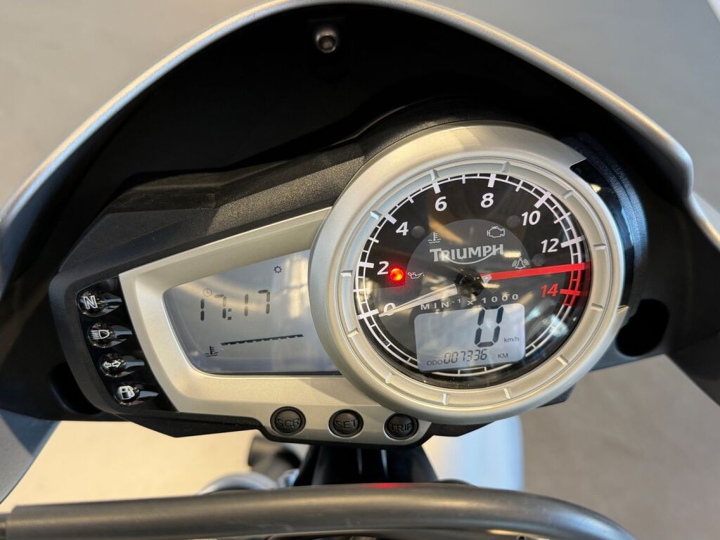 Triumph STREET TRIPLE 2010 