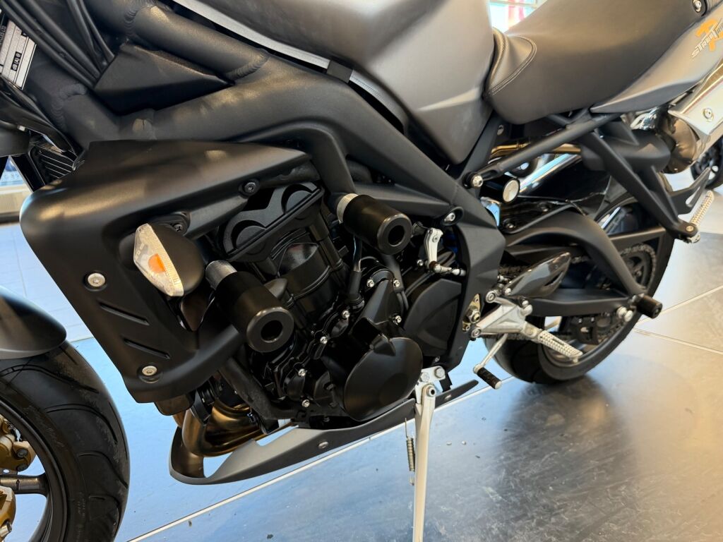 Triumph STREET TRIPLE 2010 