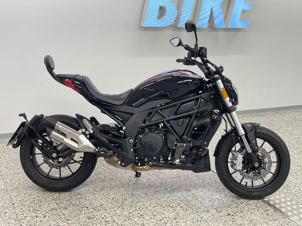 Benelli 502 CRUISER 2025 