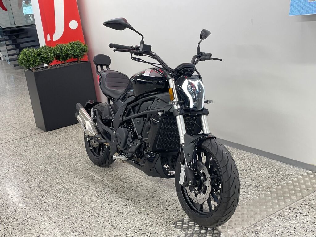 Benelli 502 CRUISER 2025 