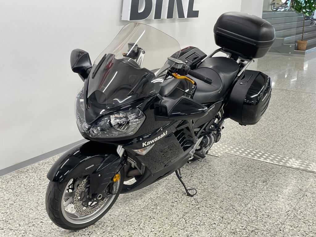 Kawasaki GTR 2009 Musta